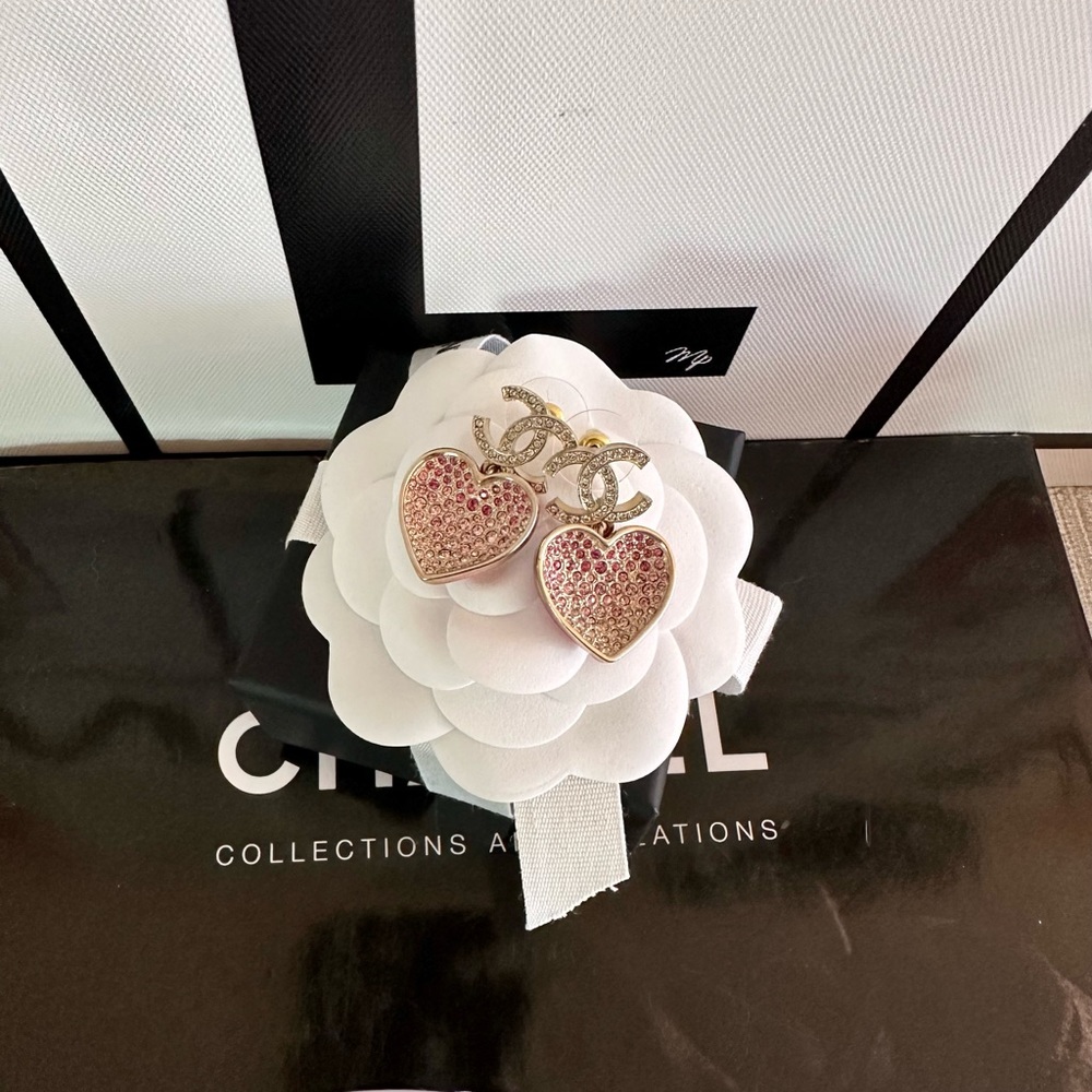 💕 Brand new Chanel gold pink crystal earrings💕